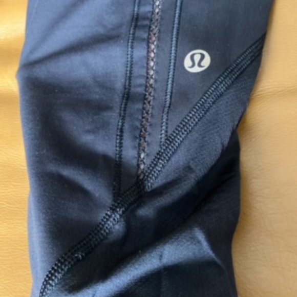 Lululemon Black Crops, 4 - Picture 3 of 7